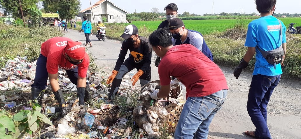 Forkoci Rajin Tanam Pohon, Bantu Bersih-bersih Sampah Liar