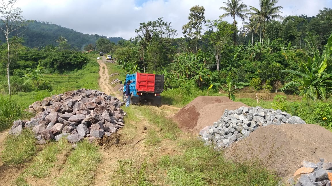 Akses Jalan Menuju Cigintung Mulai Diperbaiki