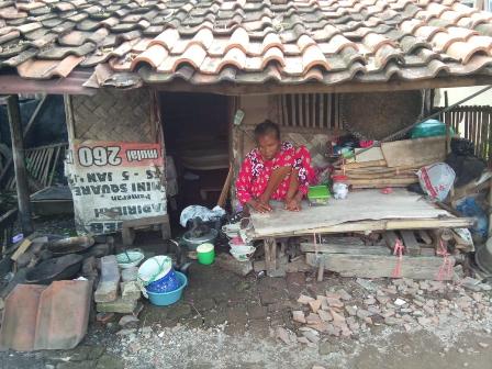 Tinggal Sendirian dengan Kondisi Fisik Lumpuh di Bilik Kecil