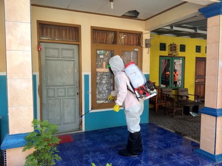 Petugas Tim Gabungan Semprot Disinfektan di Desa Sadomas