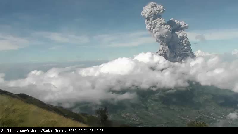 Minggu Pagi, Gunung Merapi Erupsi Dua Kali