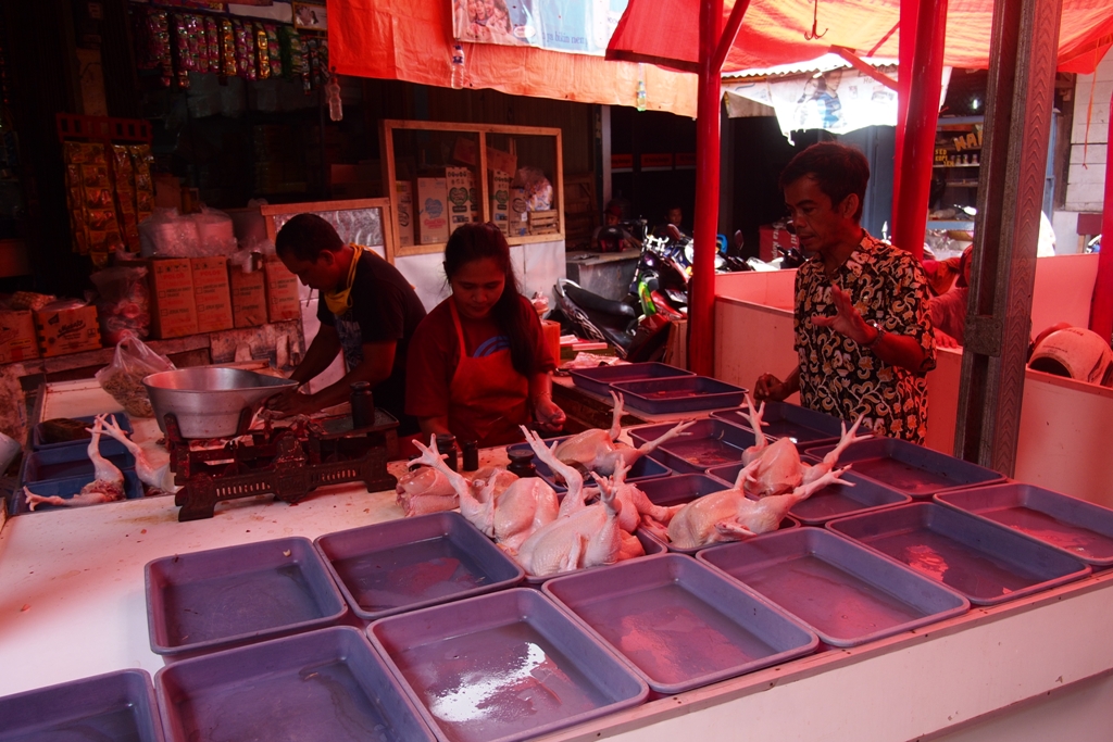 Daging Ayam Mahal, Pedagang Pilih Tutup di Pasar Kepuh Kuningan