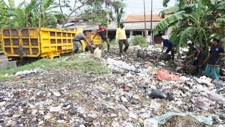 DLH Angkut 12 Ton Sampah TPS Liar