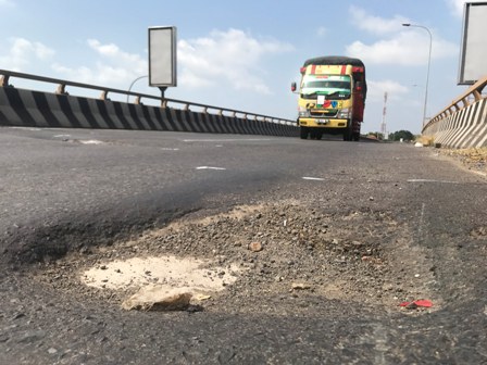 Bahaya, Flyover Gebang Dipenuhi Lubang