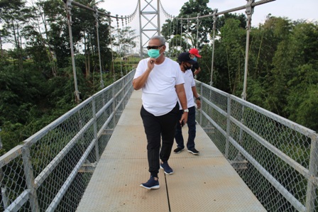 Bupati  Acep Tinjau Jembatan Gantung Winduhaji-Citangtu