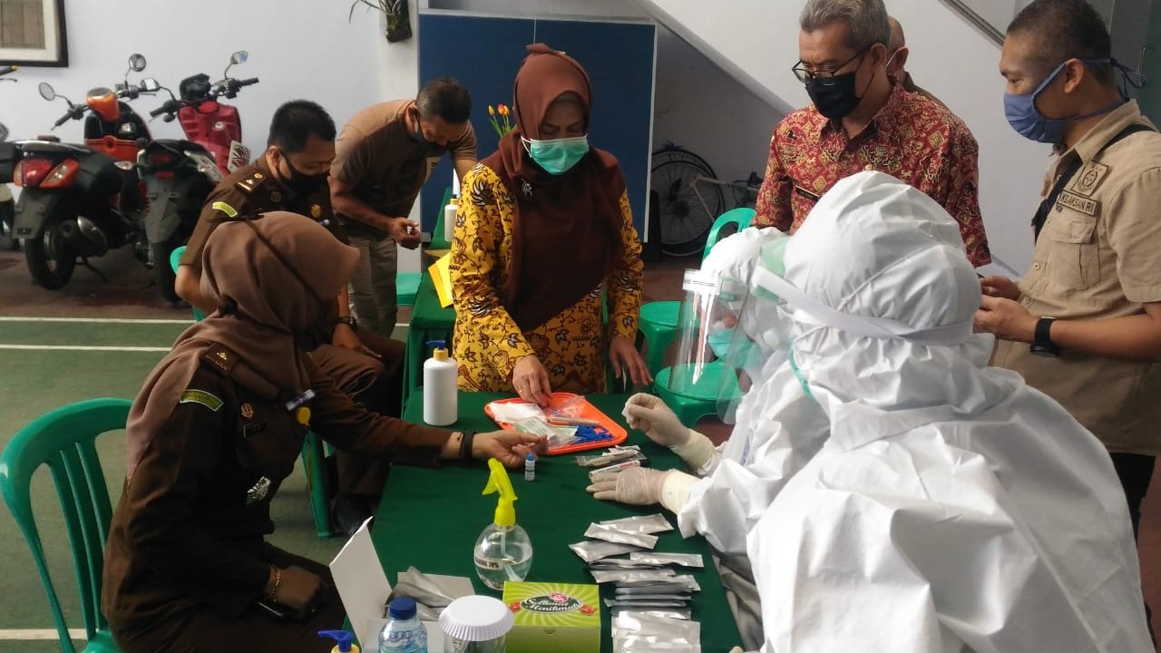 Aparatur Kejari  Kuningan Rapid Test, Hasilnya Negatif