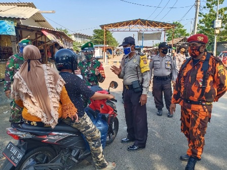 Langgar PSBB, Pengunjung Pasar Karangampel Harus Putar Balik