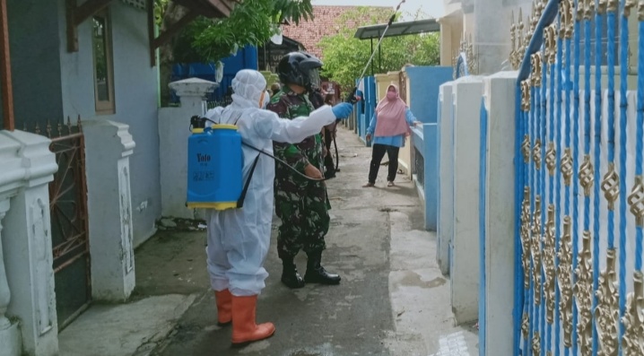 Gugus Tugas Penanganan Covid-19 Semprot Disinfektan Sejumlah Kampung Warga Kota Cirebon