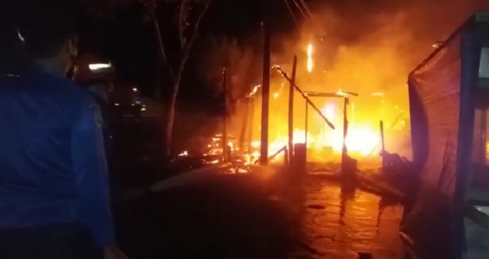 Warung Makan dan Gudang Rotan di Cirebon Terbakar