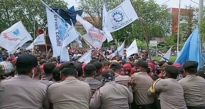 Tolak PHK, Massa FSPMI Unjuk Rasa di Kantor Disnaker Cirebon