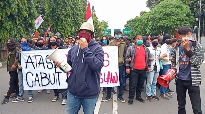 Tak Berizin, Aksi Unjuk Rasa Mahasiswa ke DPRD Kota Cirebon Dihadang Polisi