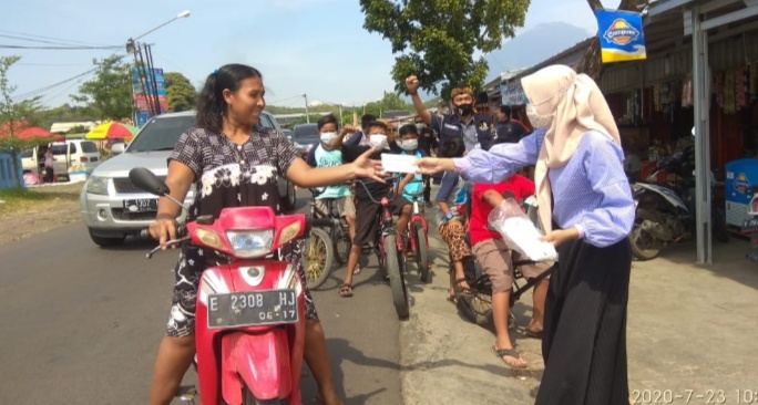 Relawan Peduli Covid-19 Bagikan Masker bagi Masyarakat Cirebon