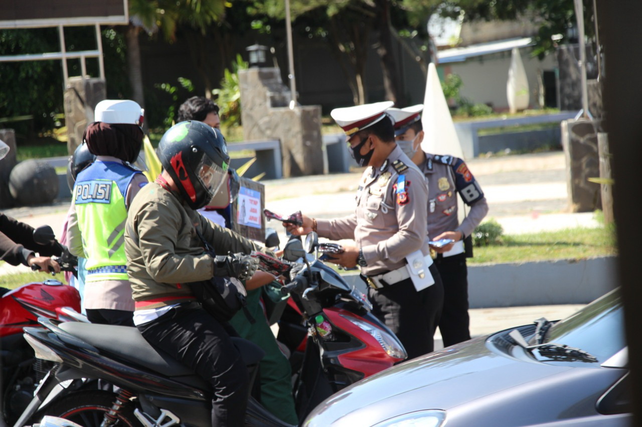 Ops Patuh Lodaya, Polantas Bagikan Masker