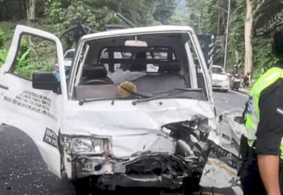 Durian Melayang Timpa Sebuah Mobil