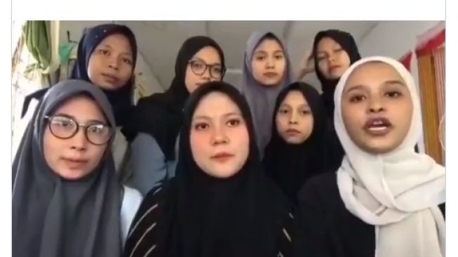 Heboh Konten Tiktok Gadis-gadis Injak Bendera, Ini Klarifikasinya