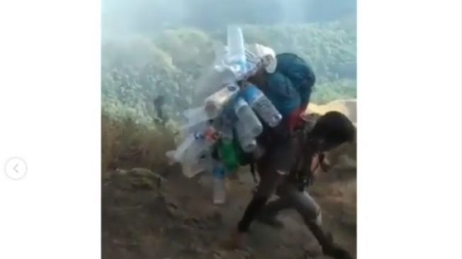 Aksi Pendaki Pungut Sampah di Gunung Panen Pujian