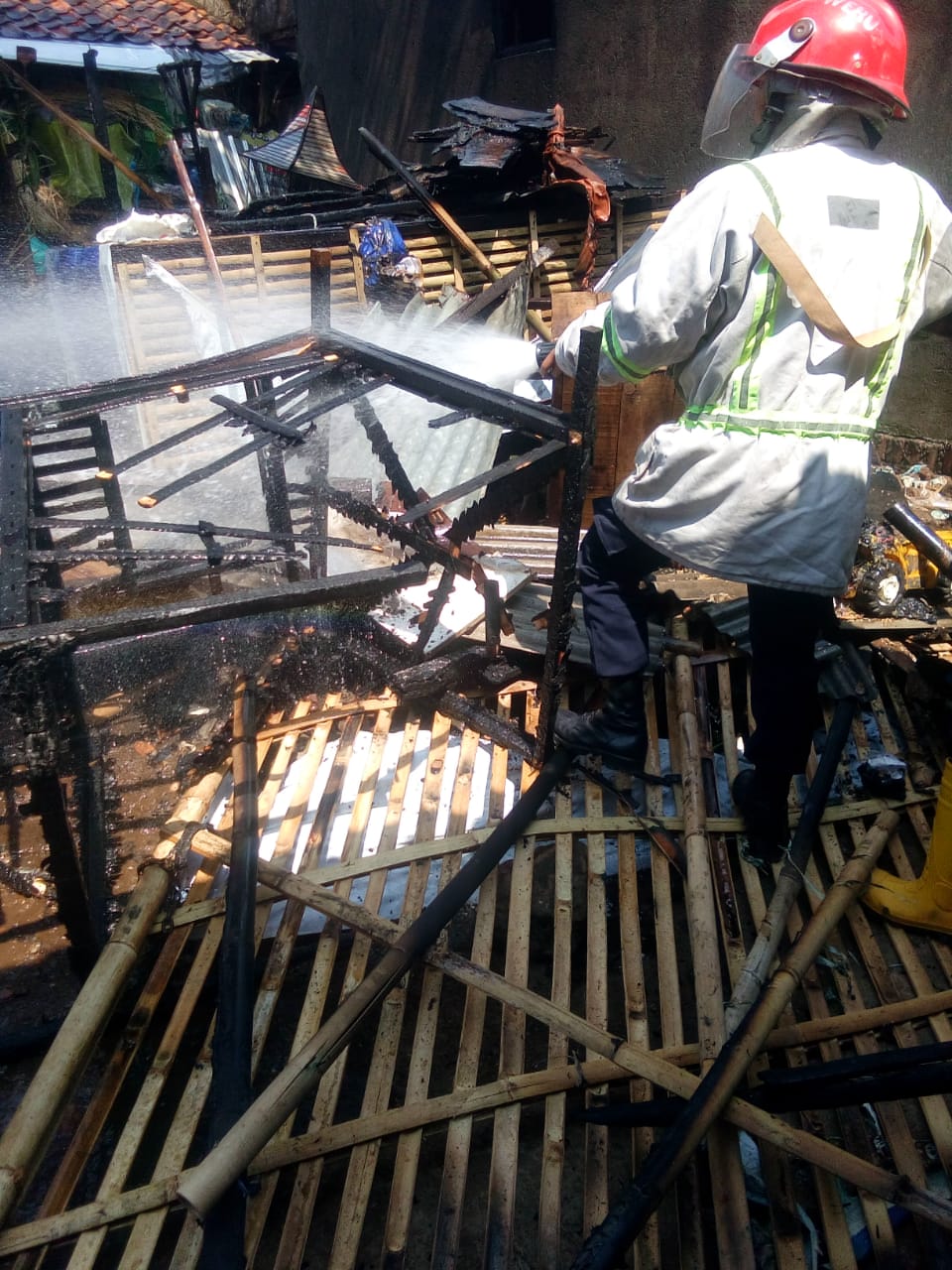 Karena Tungku Kayu Bakar, Dapur Rumah Warga Marikangen Kebakaran