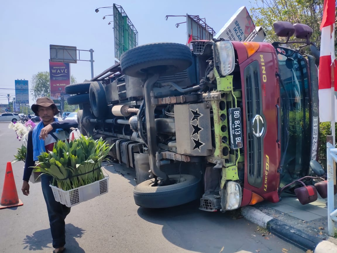 Terperosok ke Drainase, Truk Terguling di Jl Cipto Kota Cirebon