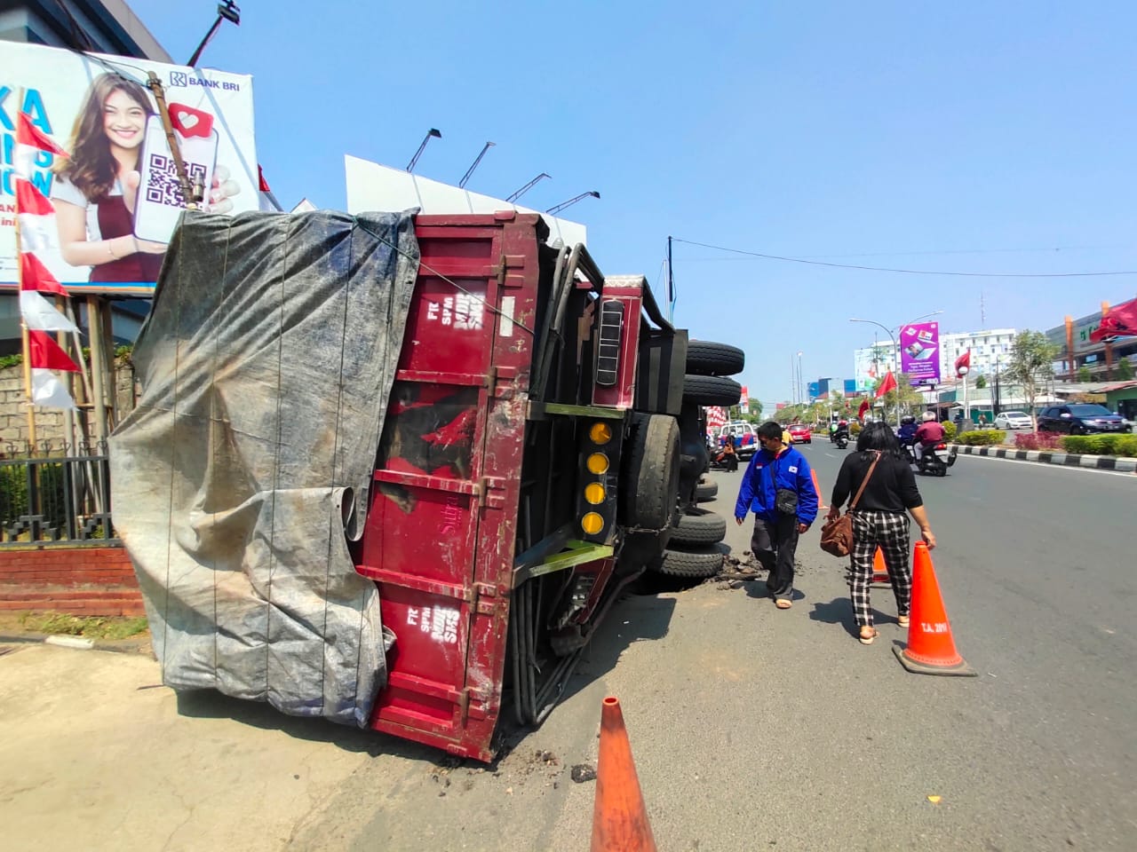 Truk Terguling di Jl Cipto, Awalnya Sopir Nyasar