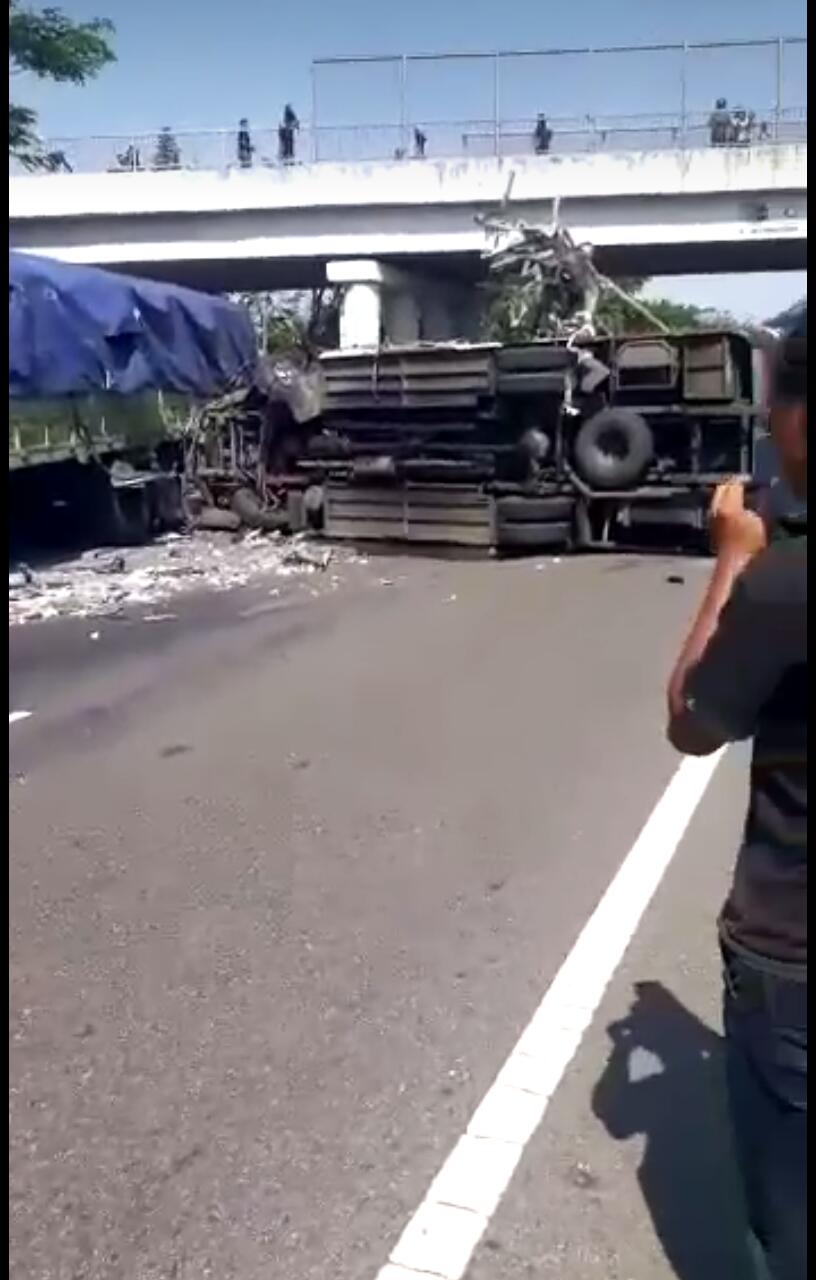 Kecelakaan di Tol Cipali Km 150, Bus Terbalik dan Melintang Jalan
