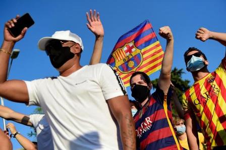 Fans Demo Tuntut Messi Bertahan