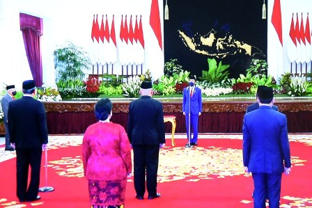 Jokowi Lantik Mahfud MD Hingga Tito Karnavian sebagai Kompolnas Istana Negara