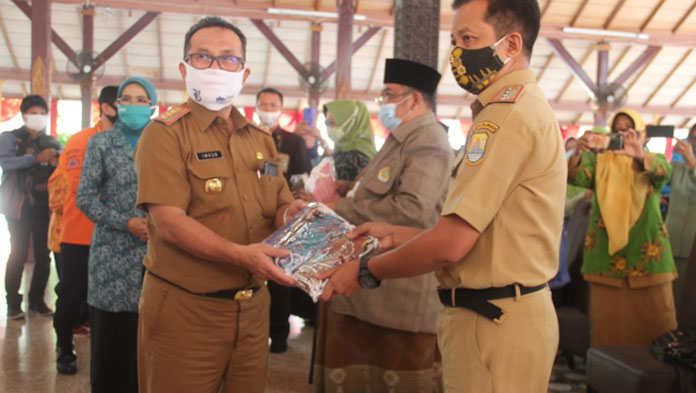 Cegah Covid-19, Pemkab Cirebon Bagikan Puluhan Ribu Masker Gratis