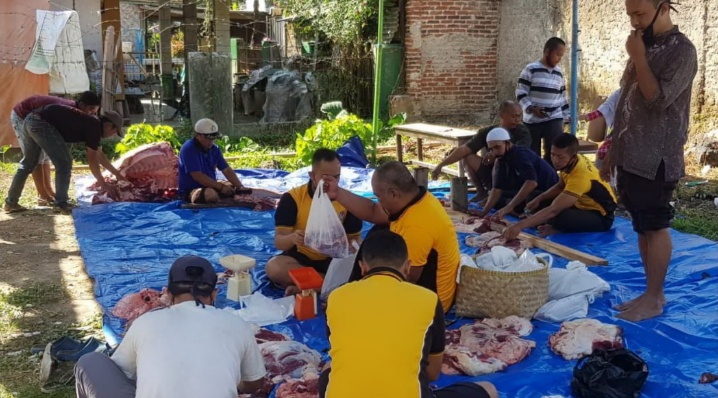 Polres Kuningan Salurkan Daging Kurban