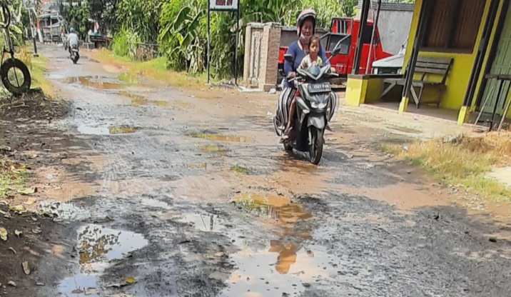 Jalan Balas Rusak Parah, Warga Minta Program Betonisasi Dilanjutkan