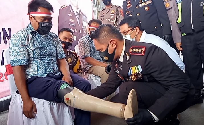 Hari Kemerdekaan, 11 Penyandang Disabilitas Dapat Kaki Palsu dari Polresta Cirebon