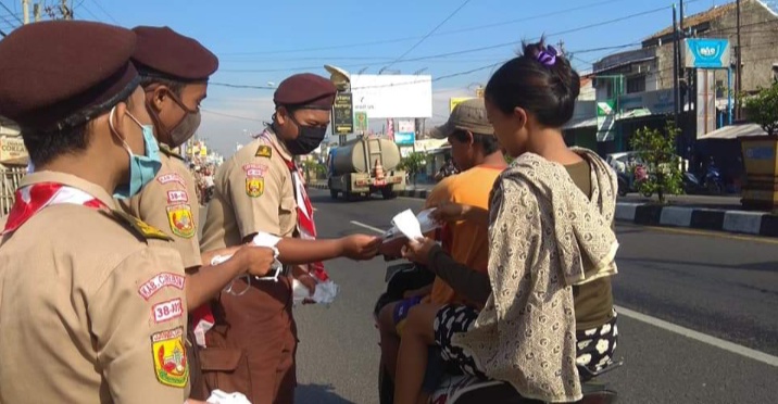 Andil Antisipasi Covid-19, Anggota Pramuka Tengah Tani Bagikan Masker Gratis