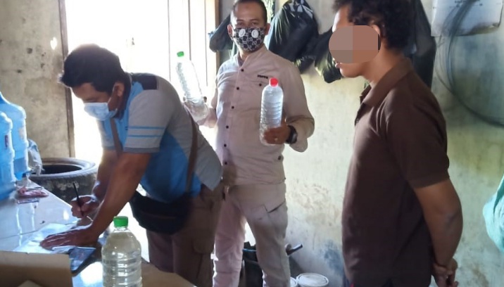 Sisir Warung di Cirebon, Polisi Sita Belasan Botol Miras