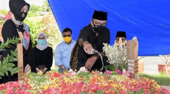 Ridwan Kamil Bersama Istri Ziarah dan Tabur Bunga ke Makam Almarhum Yance