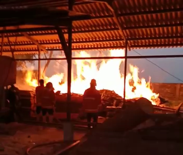 Akibat Puntung Rokok, Serbuk dan Limbah Kayu di Gudang Terbakar