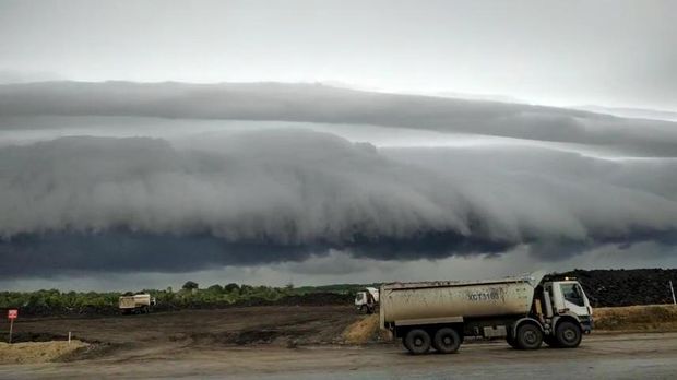 Mengerikan, Penampakan Awan “Tsunami” di Meulaboh Aceh