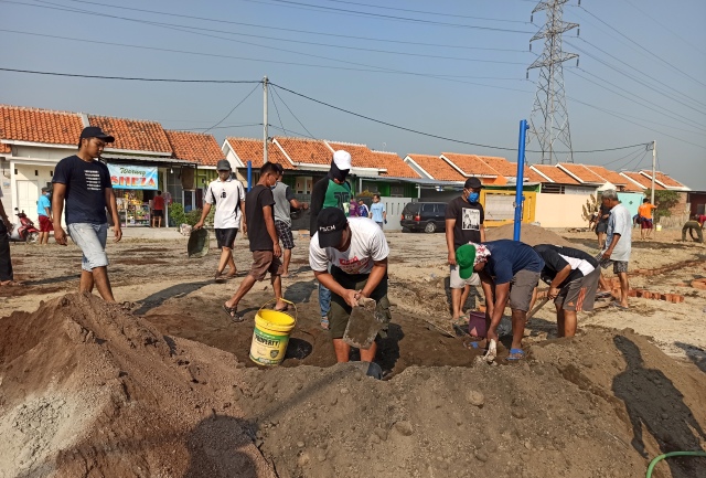 Warga Pondok Mutiara Rapikan Fasilitas Umum