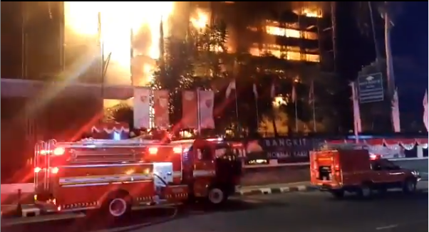 Gedung Kejagung Kebakaran Hebat, 17 Mobil Pemadam Kebakaran Diterjunkan ke Lokasi