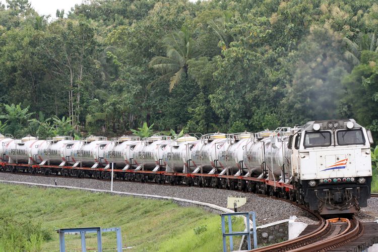 Viral, Suami Kebingungan karena Istri Ngidam Ingin Naik KA Barang Pertamina