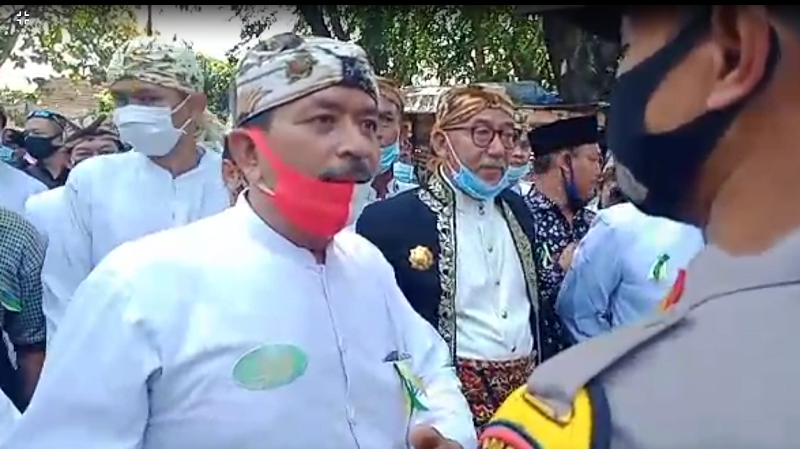 Jelang Jumeneng Sultan Sepuh, Massa Berusaha Masuk ke Keraton Kasepuhan