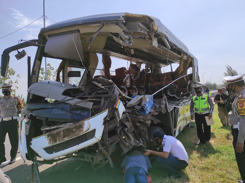Penampakan Bus Widia yang Tabrakan Beruntun di Tol Cipali