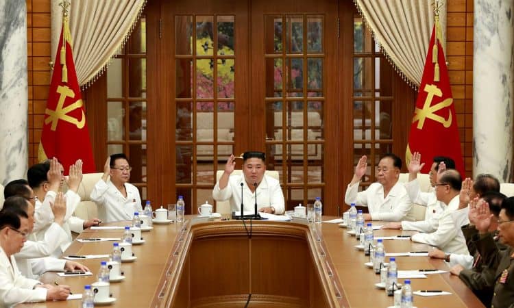 Diisukan Koma, Kim Jong Un Malah Pimpin Rapat