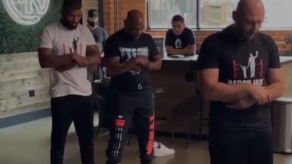 Mike Tyson Khusyuk Shalat, Videonya Viral