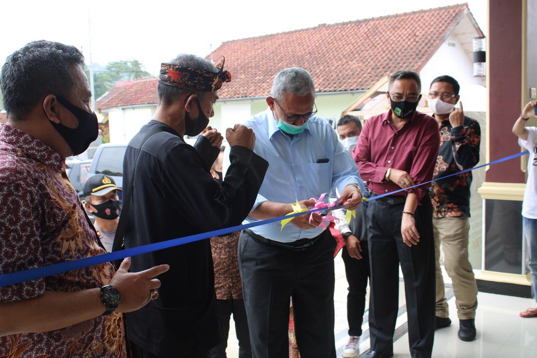 Bupati Resmikan Kantor Pemdes Cileuya