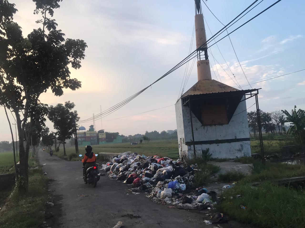 Sampah Menggunung di Desa Kempek