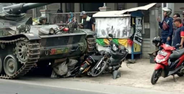 Tank TNI Hilang Kendali, Lindas 4 Motor Sampai Remuk