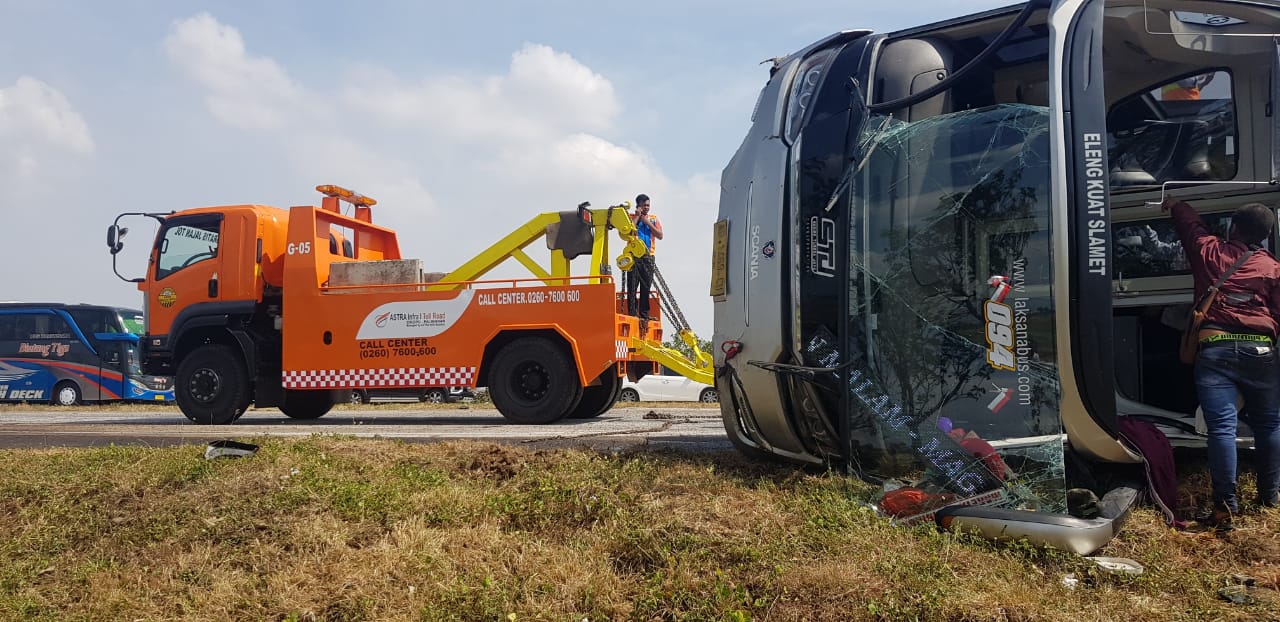 Kecelakaan Tol Cipali, Bus Menyeberang dan Terbalik, 1 Penumpang Meninggal Dunia