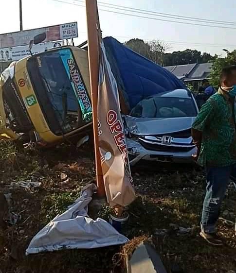 Truk Oleng dan Rem Blong Hantam dan Tindih Mobilio di Gronggong