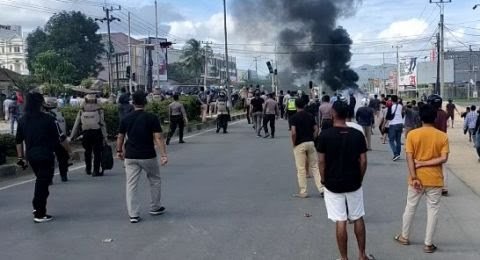 Demo di Kendari Berujung Rusuh, Fasilitas Umum Dirusak, Cegat Pengguna Jalan