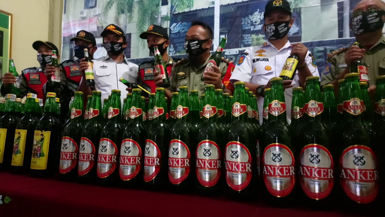 Satpol PP Sita Ratusan Botol Miras Razia di Empat Kecamatan