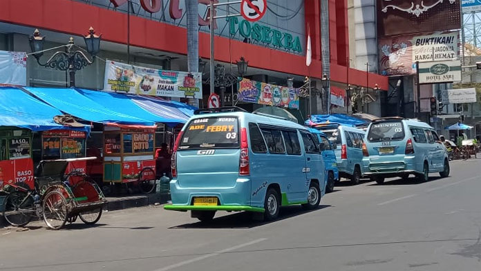 Banyak Angkutan Ngetem Sembarangan Bikin Lalu Lintas di Kota Cirebon Semrawut